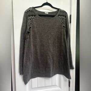 Long sleeve grey shirt